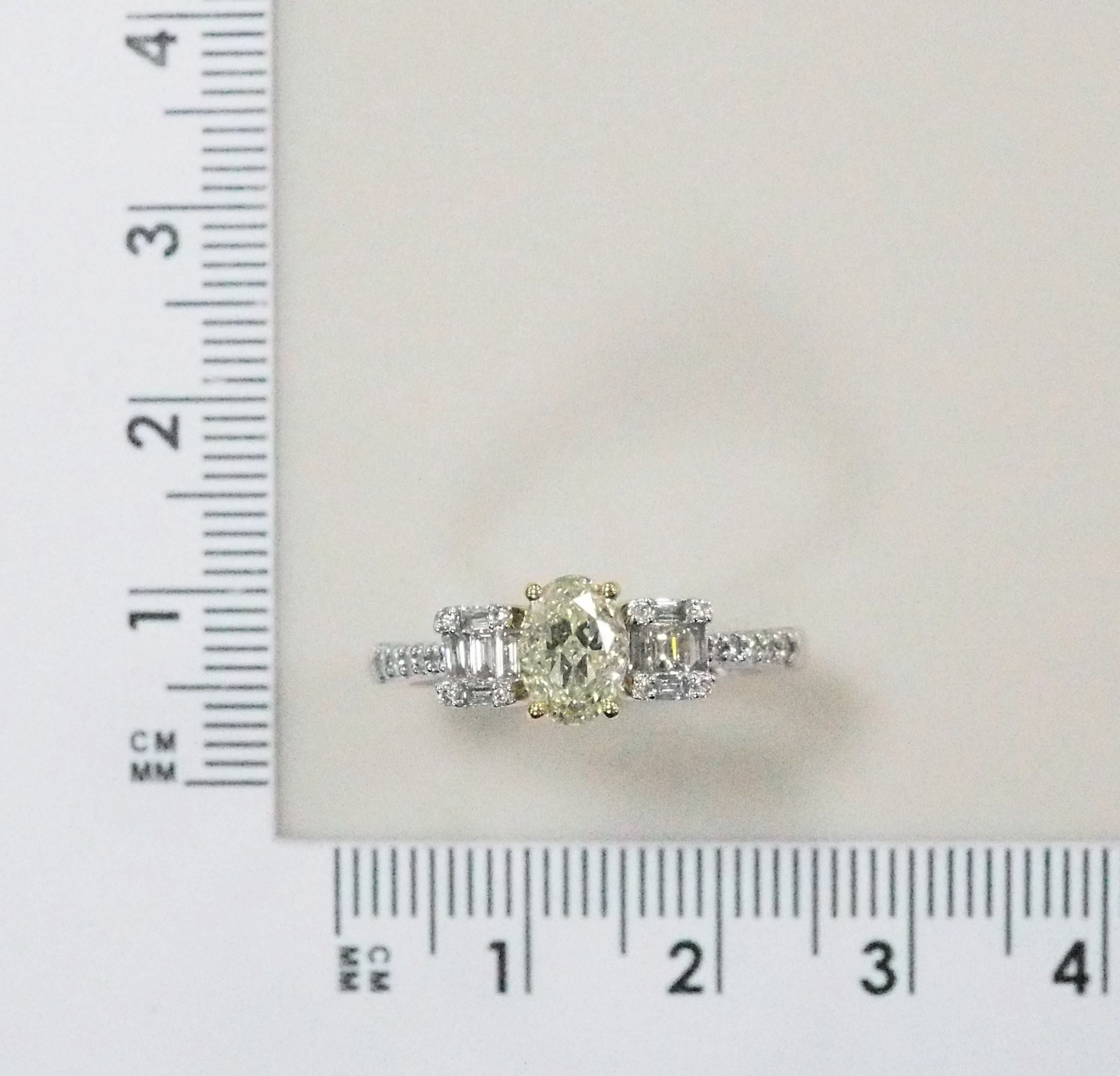 Кольцо из комбинированного золота с желтым бриллиантом